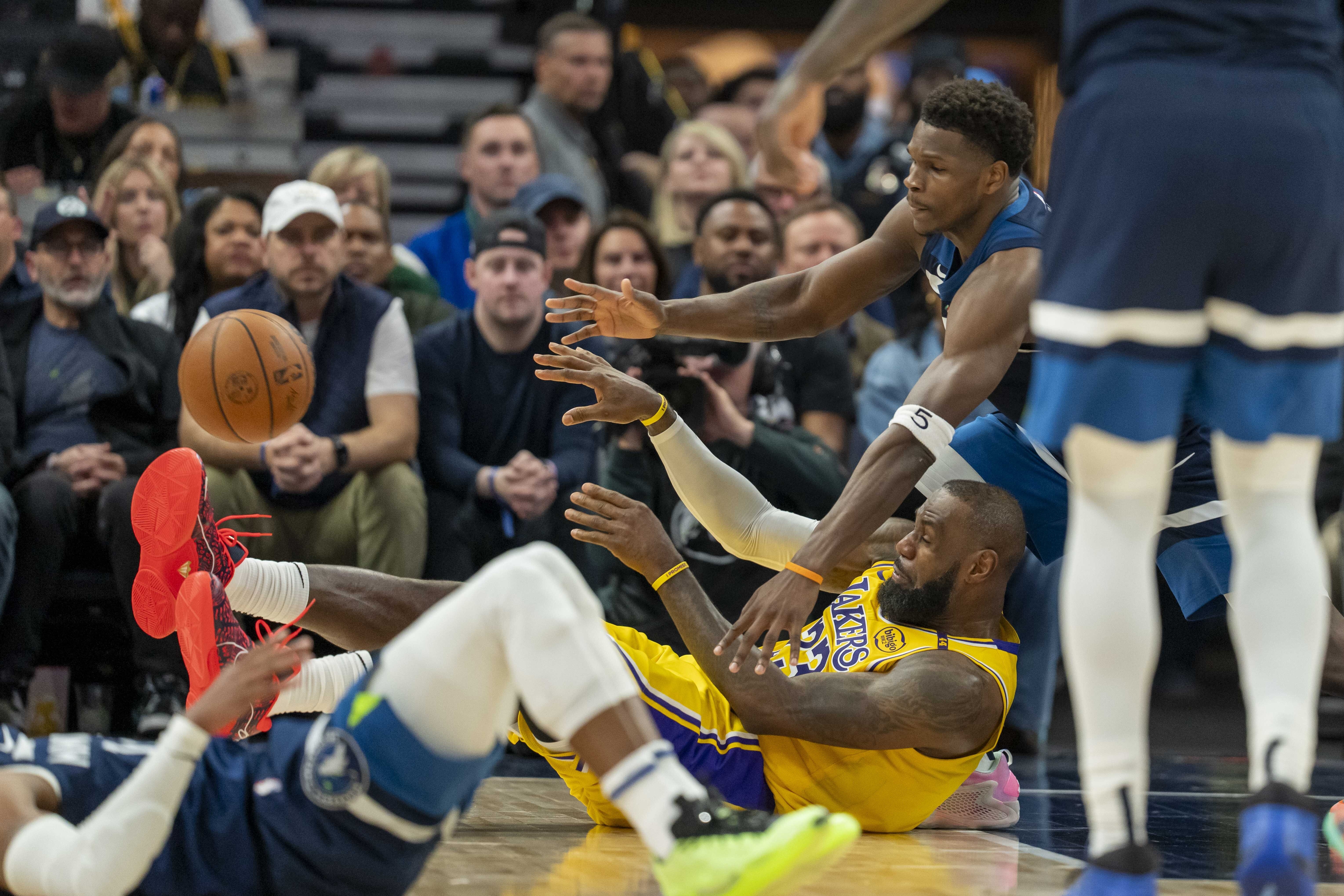 致胜关键:步行者与凯尔特人的对决将决定出局名次 致胜关键:步行者与凯尔特人的对决将决定出局名次