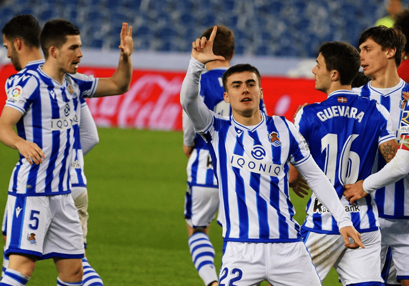 包含皇马主场皇家社会变阵难挡自由之名争夺冠军的词条