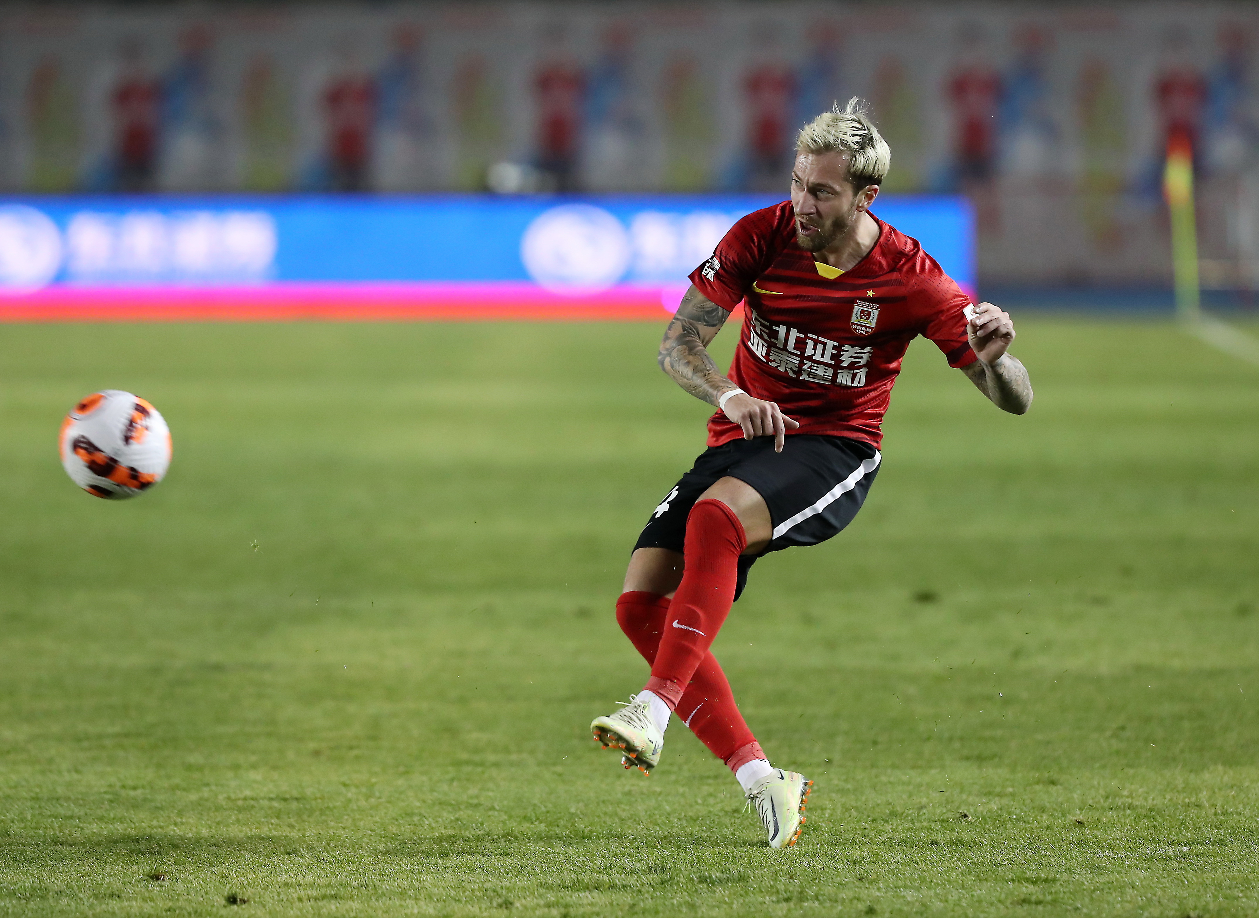 杏彩体育网站-里尔中场状态回升，有望逆袭夺冠