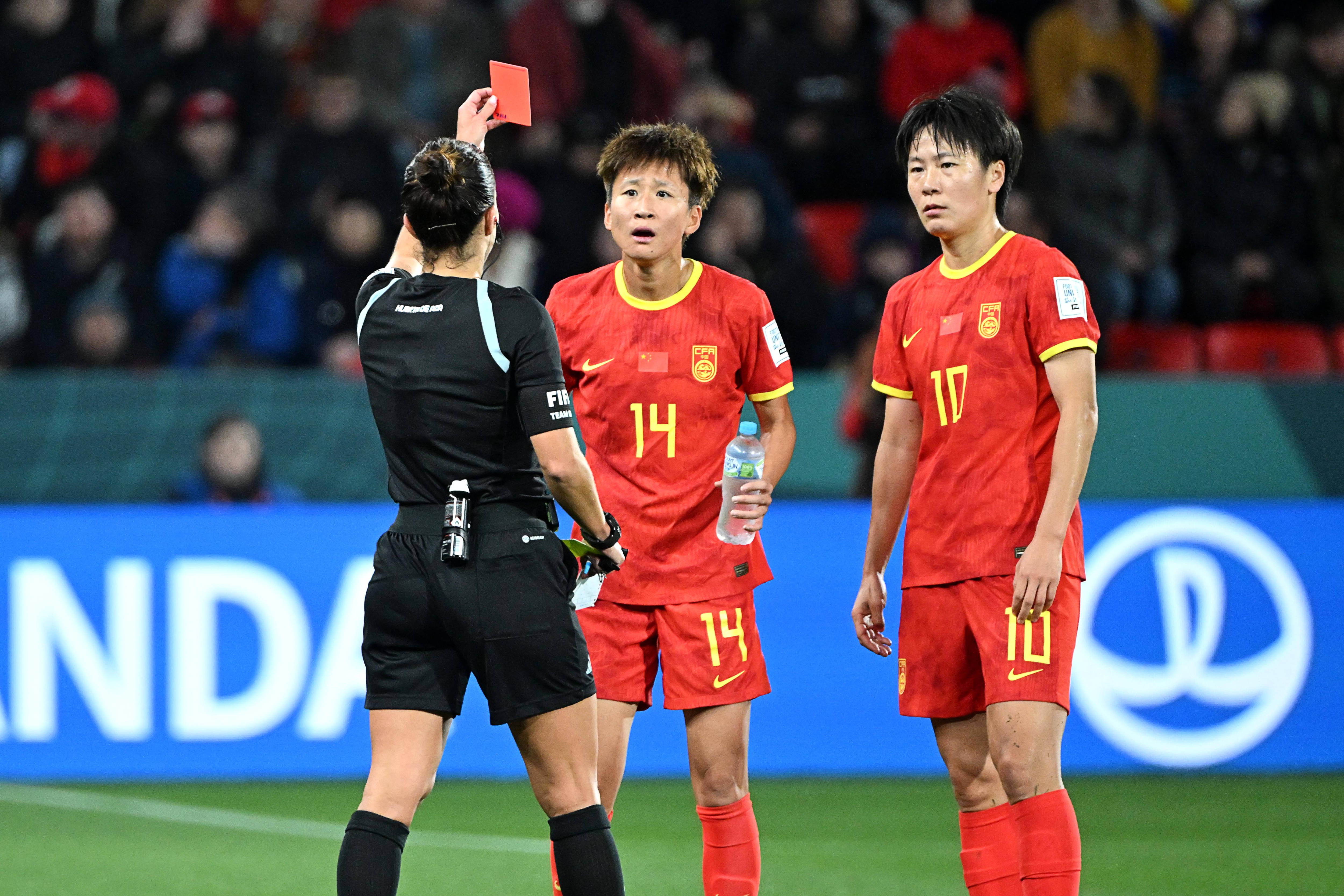 为了国家荣誉,在女足比赛中拼尽全力!的简单介绍 为了国家荣誉,在女足比赛中拼尽全力!的简单介绍