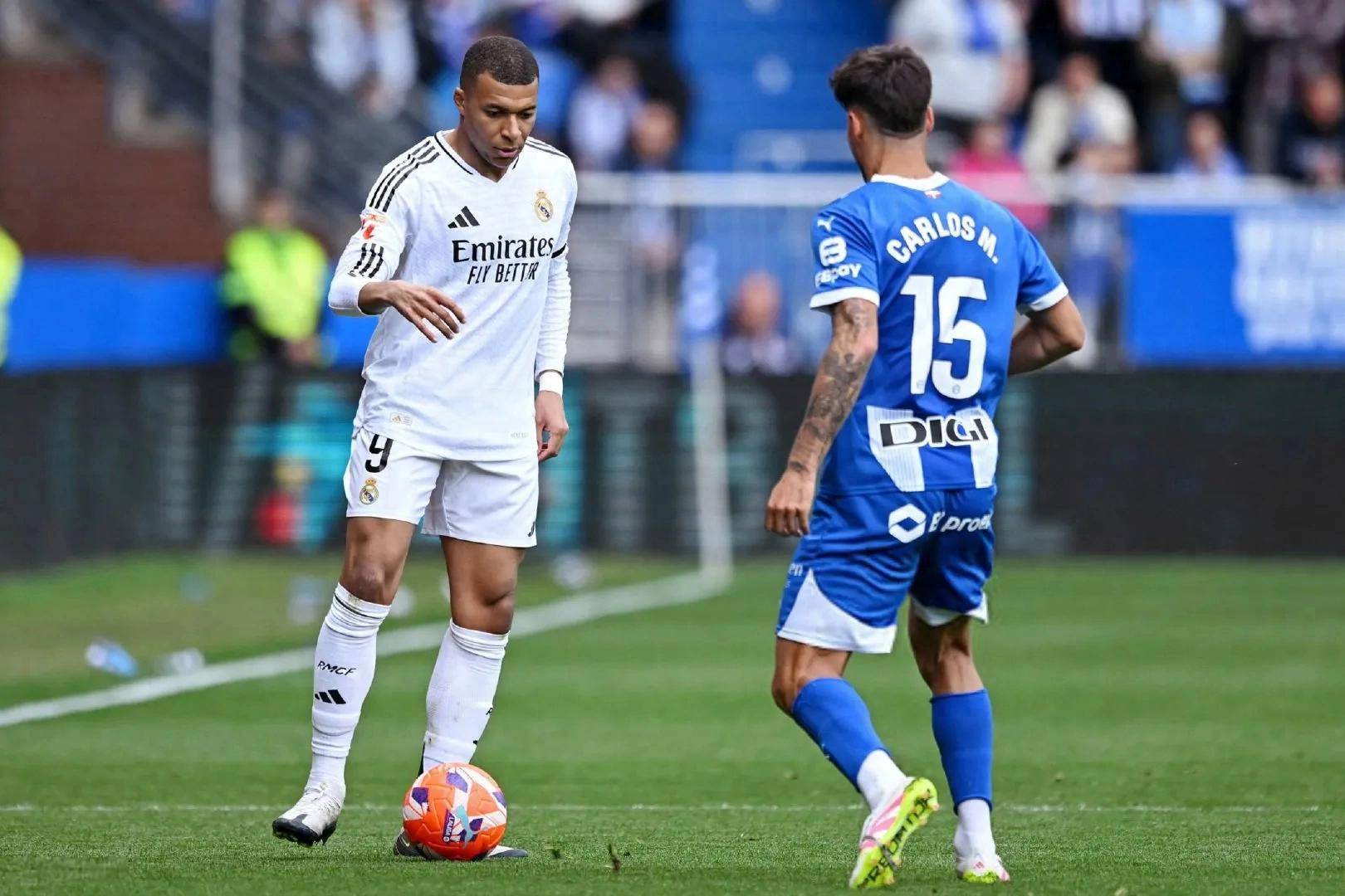 阿森纳锋线突破对手，助球队领先