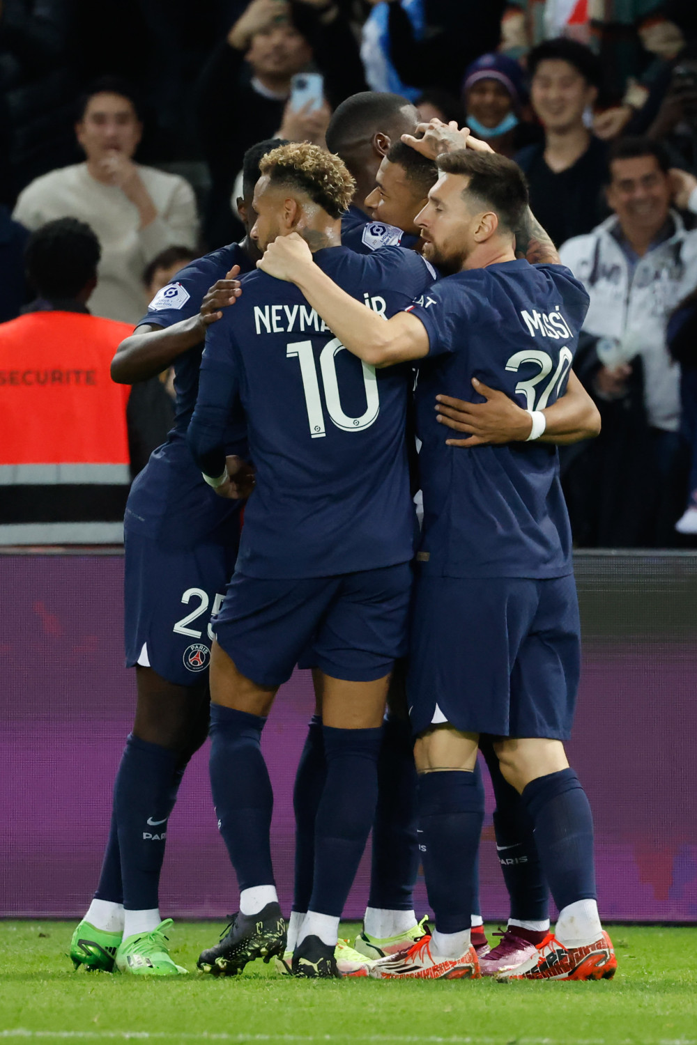 巴黎圣日耳曼继续取胜，领跑法甲