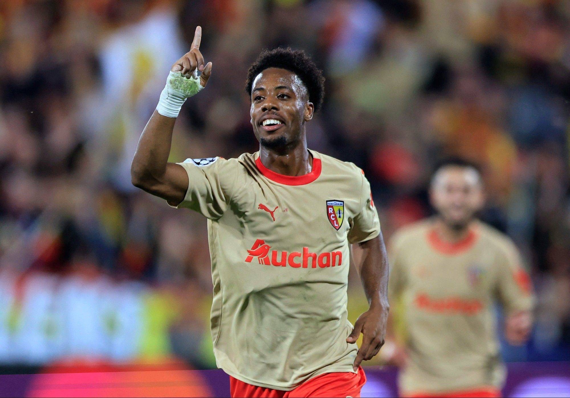 杏彩体育官方登录入口-球队前锋近期表现火暴，被誉为锋线杀手