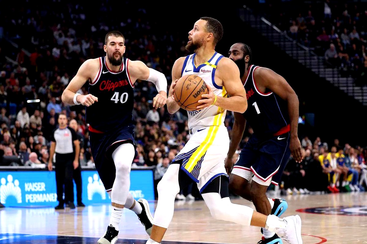 快船主场大胜黄蜂，乔治上演大号三双的简单介绍