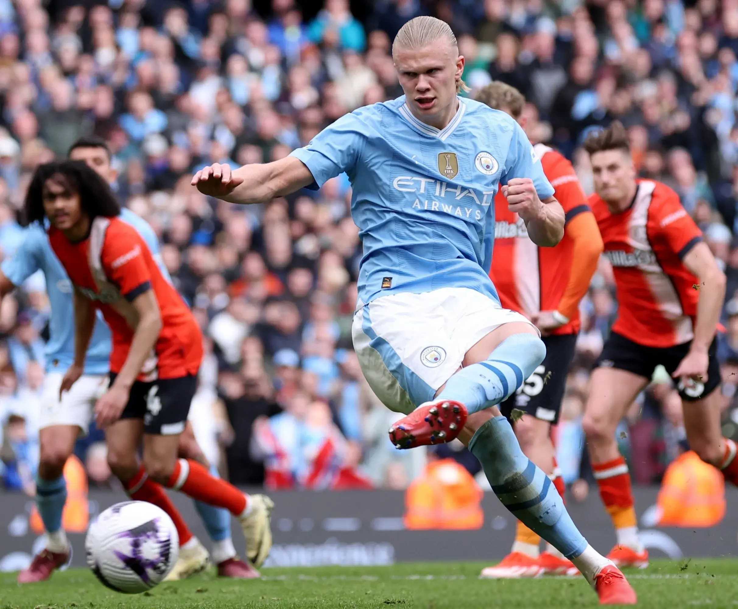 杏彩体育在线-曼城球员表现出色，助力球队晋级