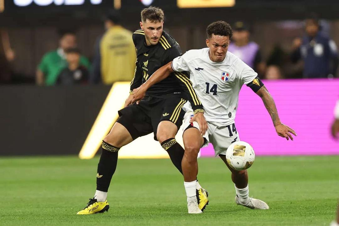 足球强队迎来胜利，晋级冠军赛在望的简单介绍